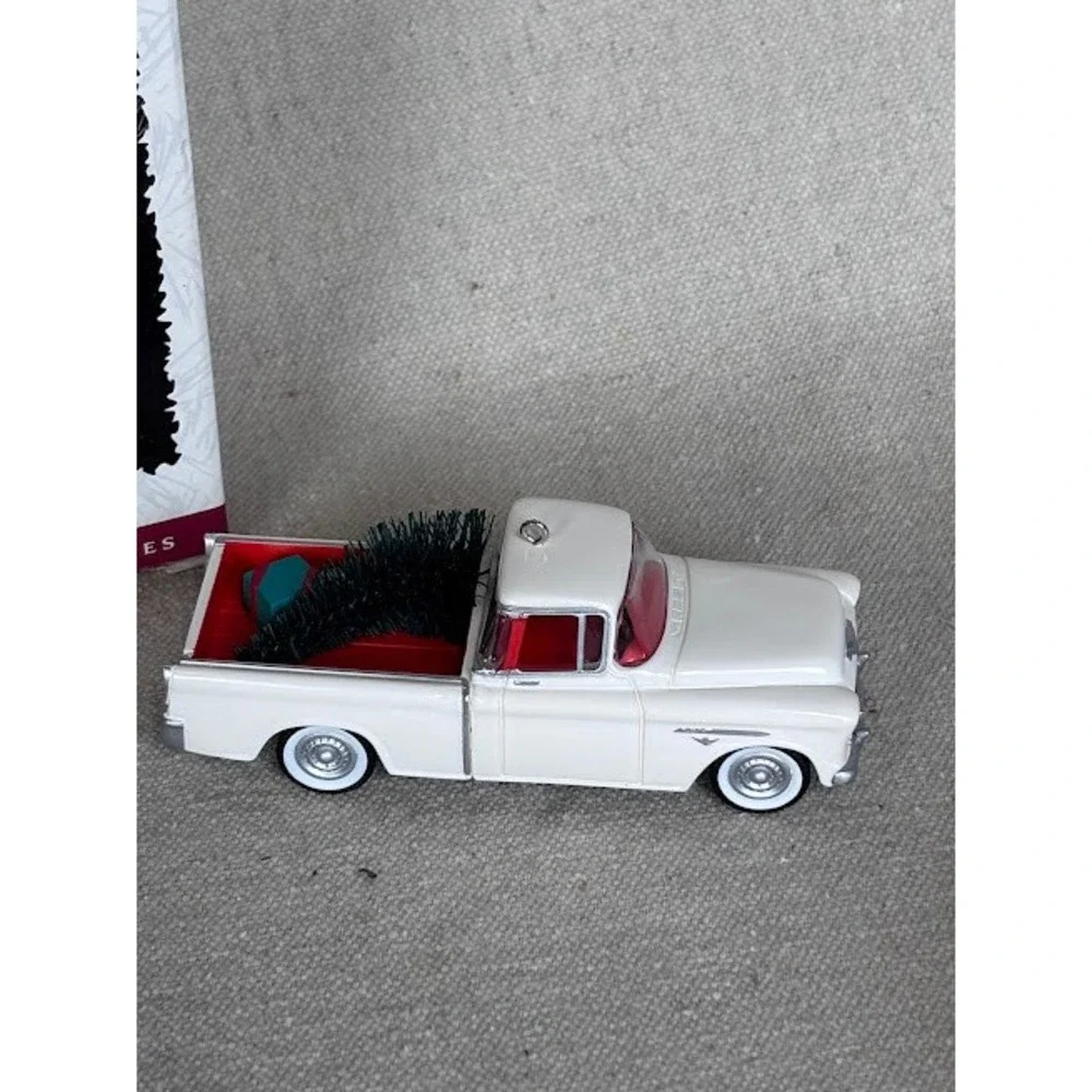 Hallmark Keepsake Ornament 1955 Chevrolet Cameo‎ All-American Trucks Series